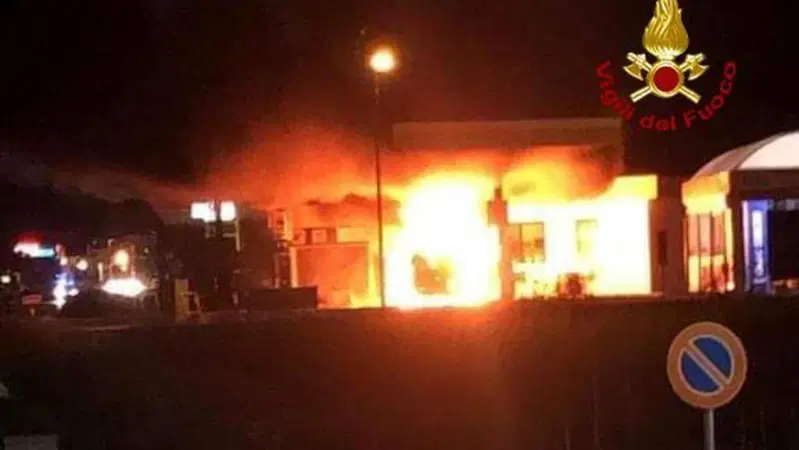 Vicenza, riempie le taniche di benzina al distributore e scoppia l'incendio 