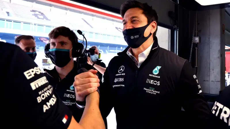 F1, il team radio di Toto Wolff alla direzione gara &egrave; una primizia. Ma non per il motivo che pensate