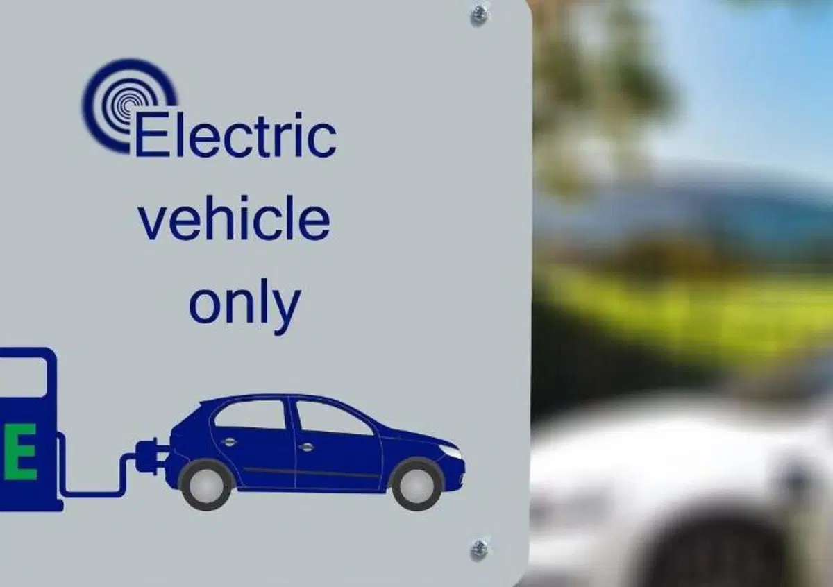 Auto elettriche: entro il 2027 saranno meno costose di benzina e diesel 