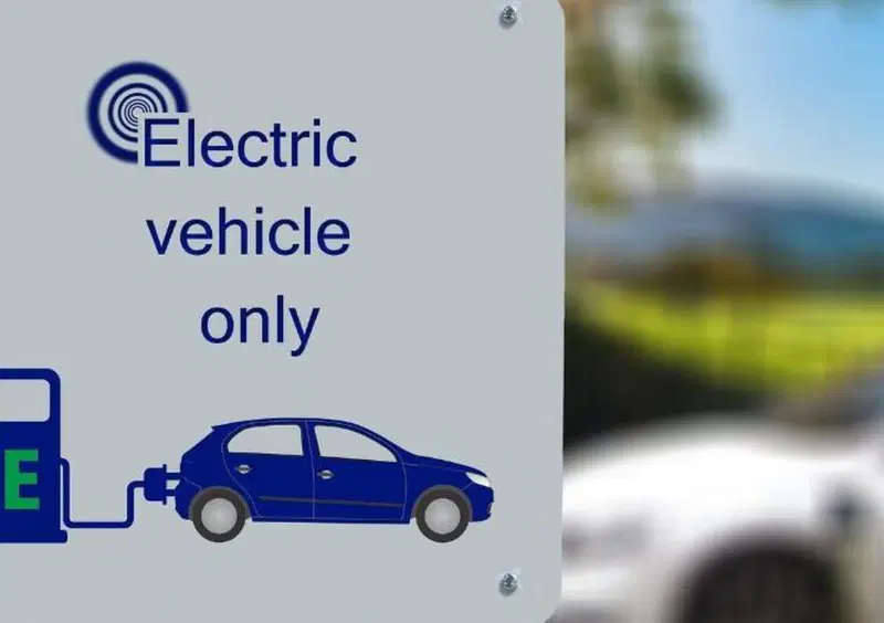 Auto elettriche: entro il 2027 saranno meno costose di benzina e diesel 