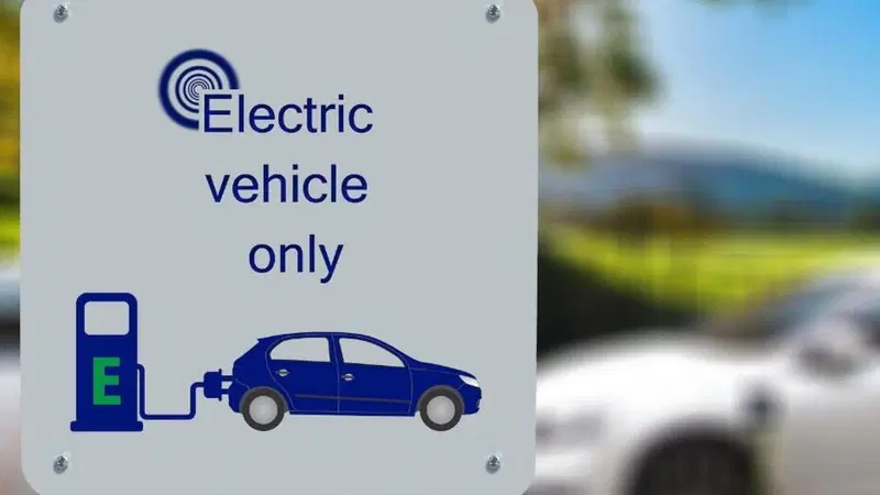 Auto elettriche: entro il 2027 saranno meno costose di benzina e diesel 