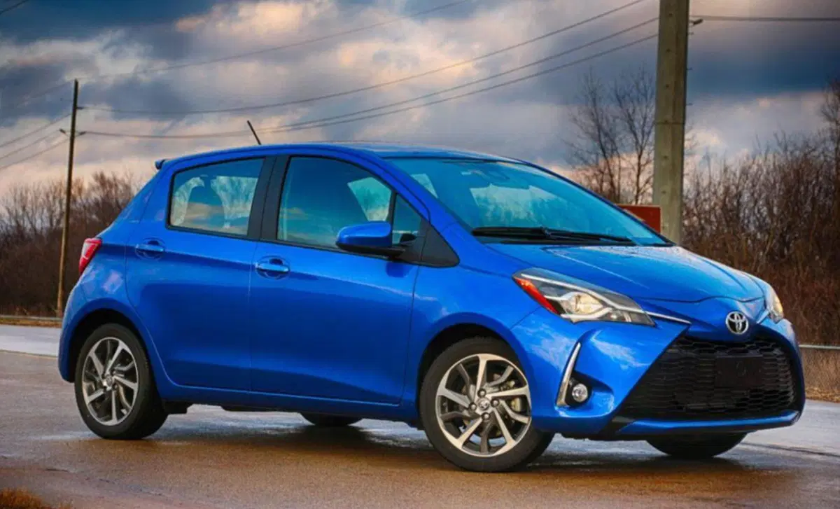 Toyota Yaris 1.0 72 CV 3 porte Cool (9)