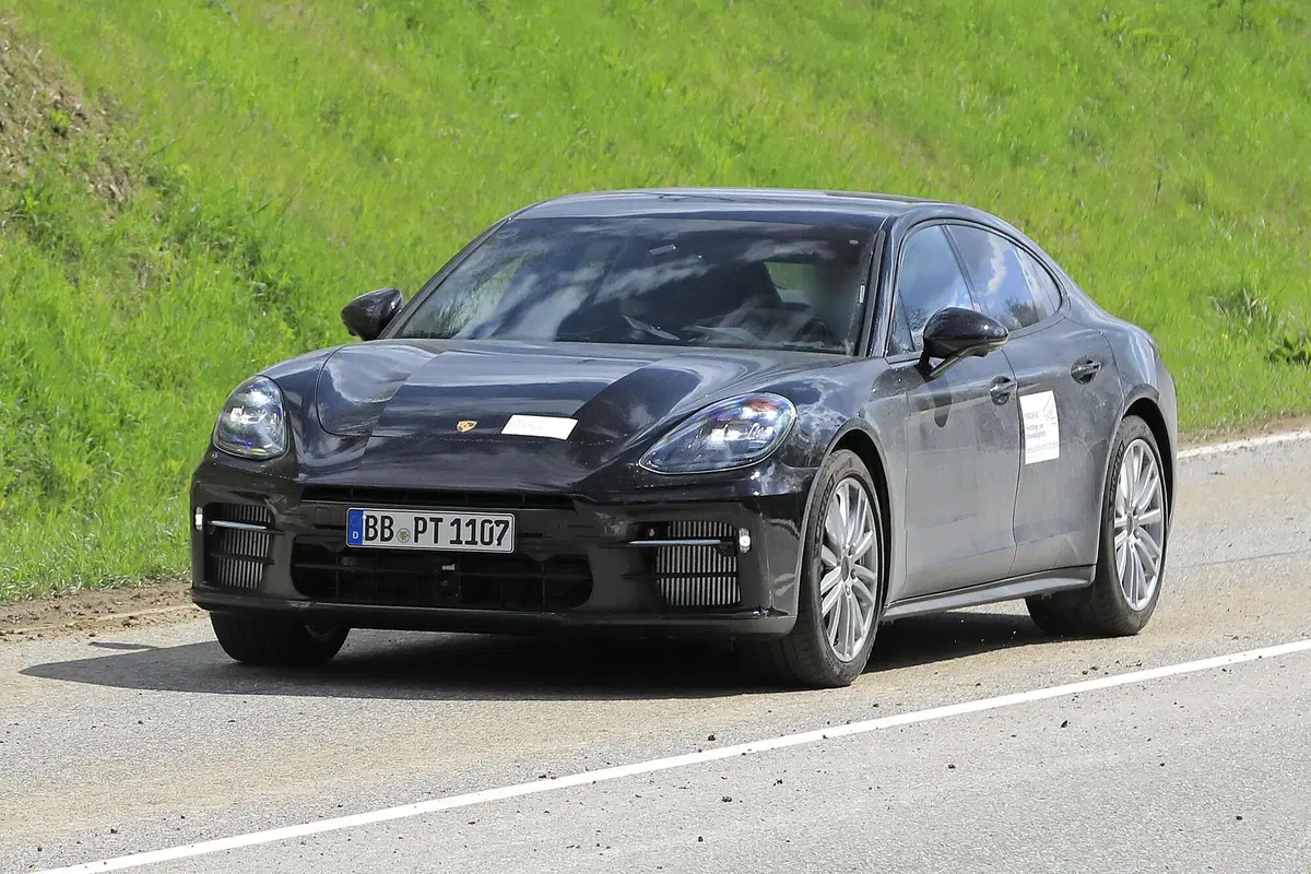 Porsche Panamera, in arrivo un nuovo restyling? Le foto spia (2)