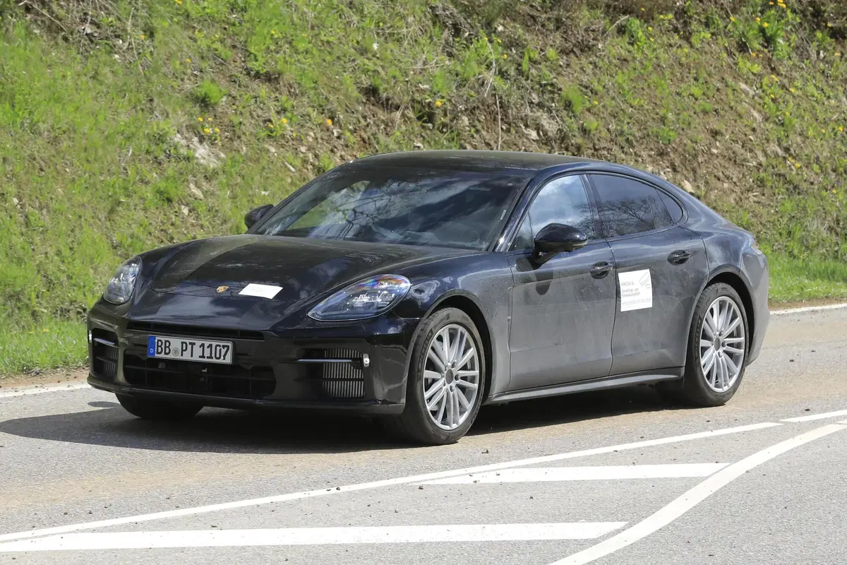 Porsche Panamera, in arrivo un nuovo restyling? Le foto spia (3)