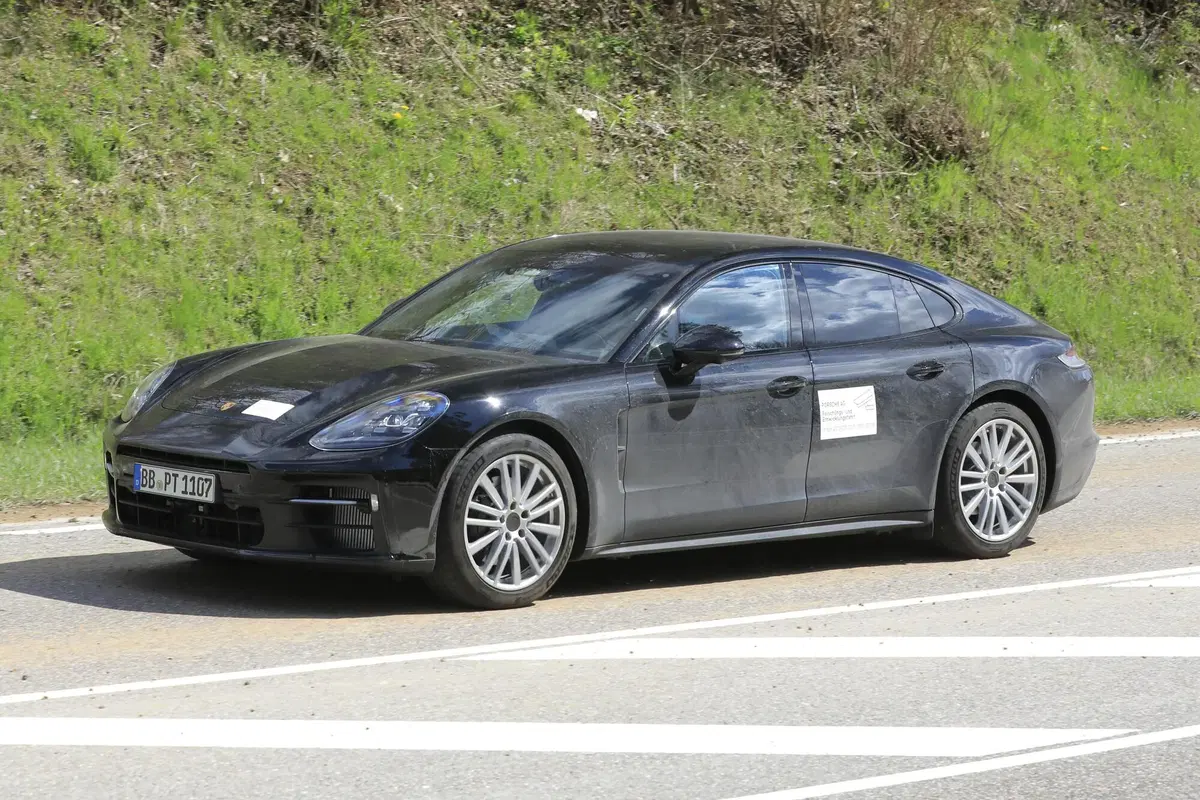 Porsche Panamera, in arrivo un nuovo restyling? Le foto spia (4)