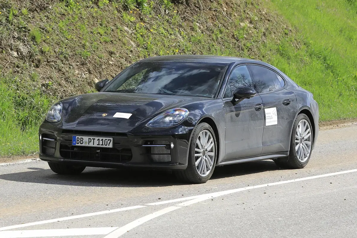 Porsche Panamera, in arrivo un nuovo restyling? Le foto spia (5)