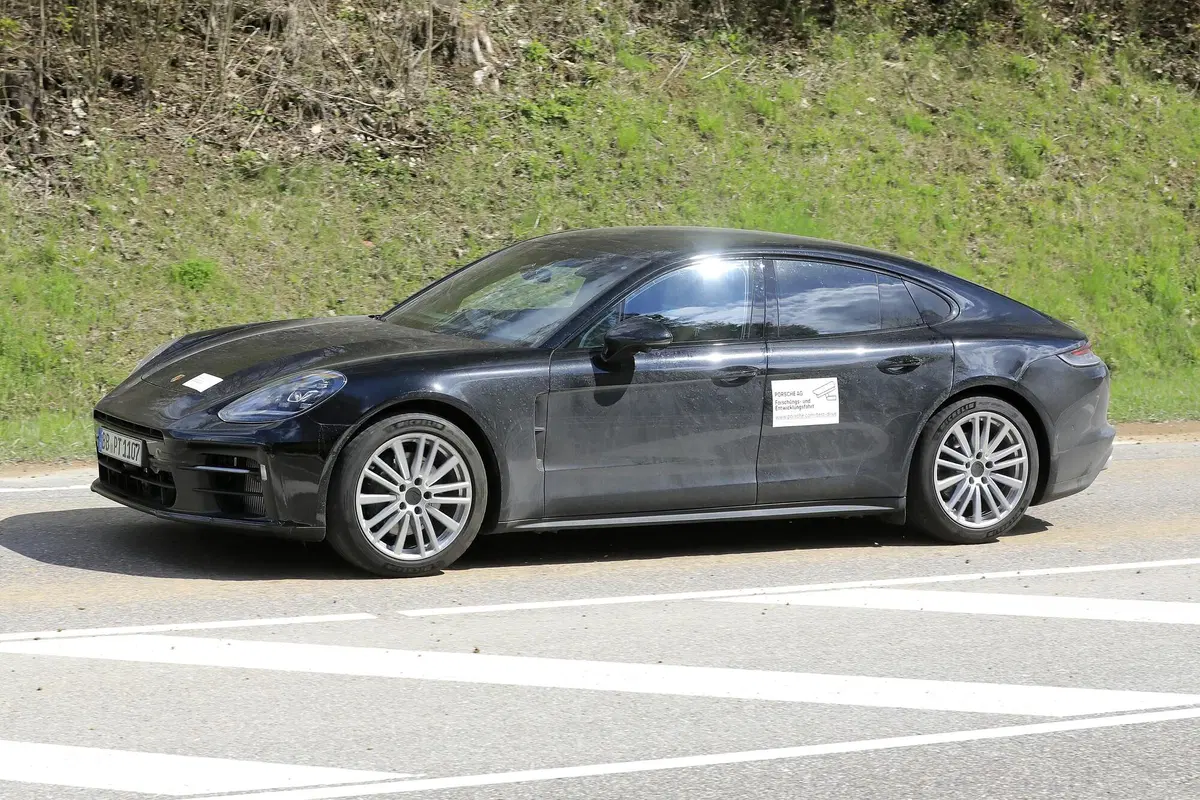 Porsche Panamera, in arrivo un nuovo restyling? Le foto spia (6)