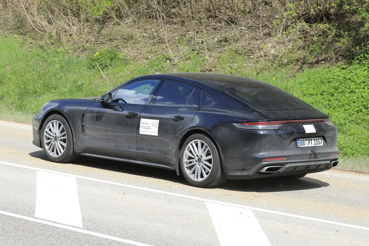 Porsche Panamera, in arrivo un nuovo restyling? Le foto spia (7)