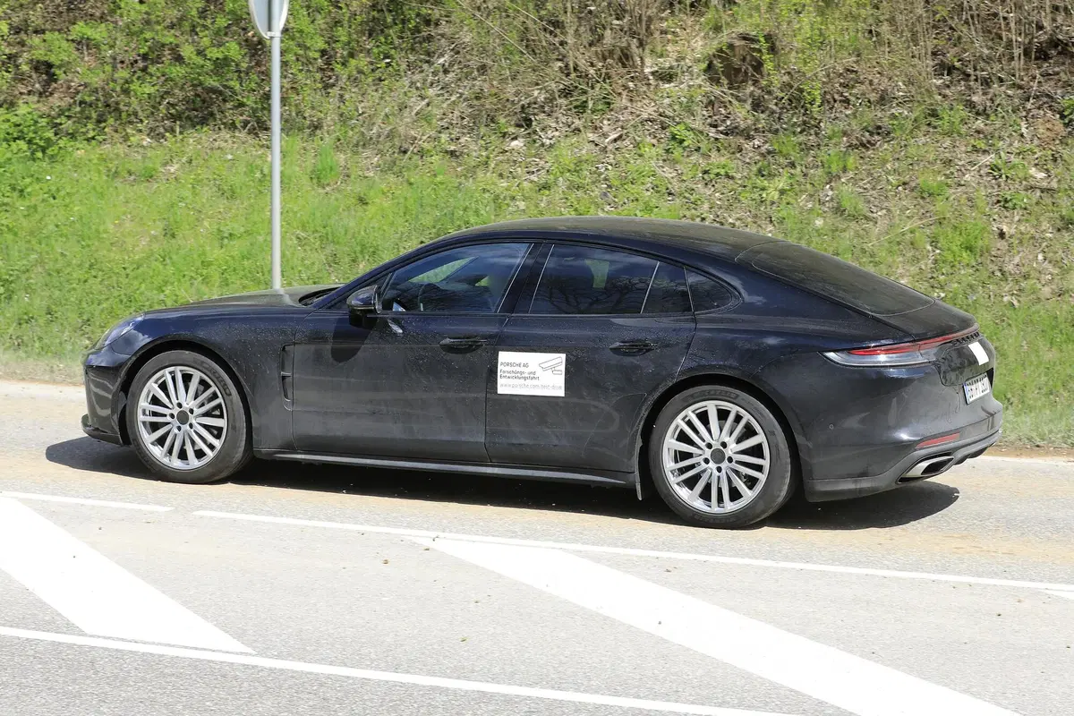 Porsche Panamera, in arrivo un nuovo restyling? Le foto spia (8)