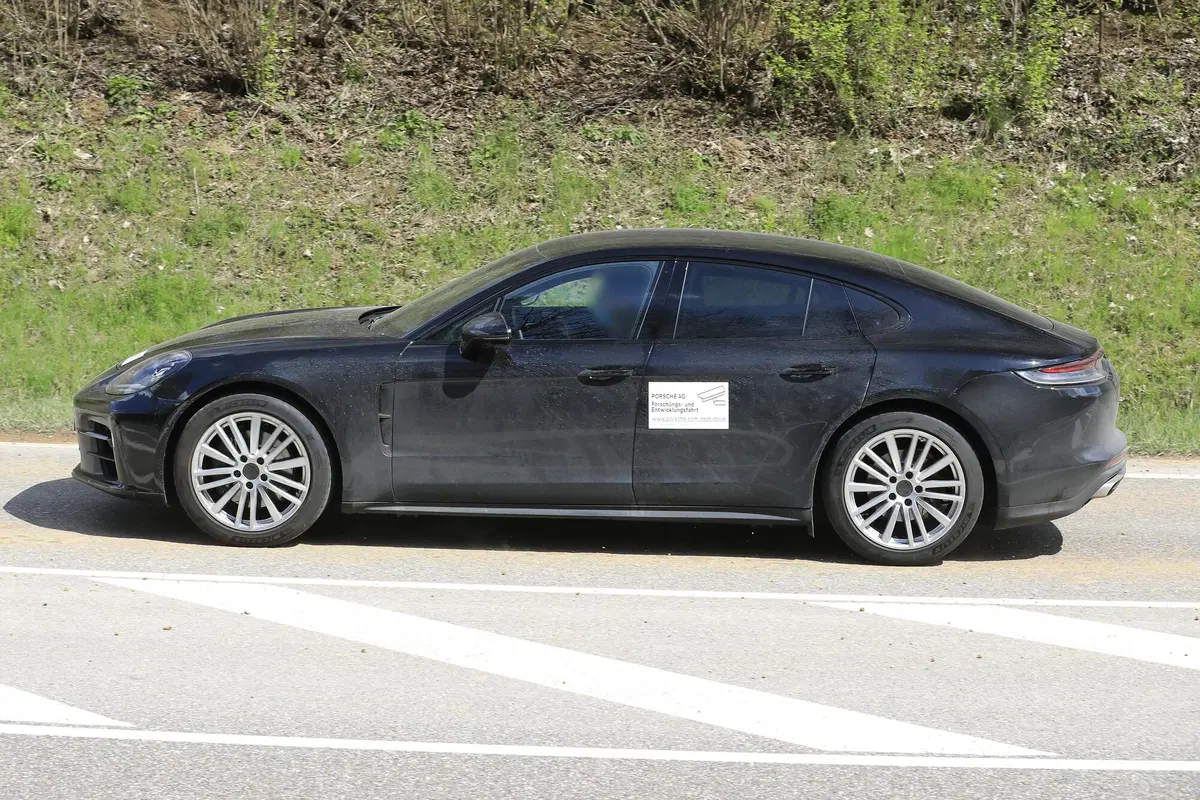 Porsche Panamera, in arrivo un nuovo restyling? Le foto spia (9)