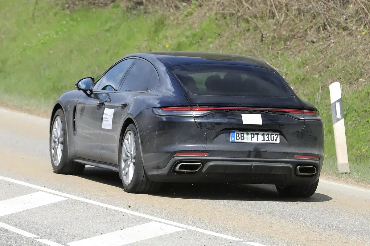 Porsche Panamera, in arrivo un nuovo restyling? Le foto spia (10)