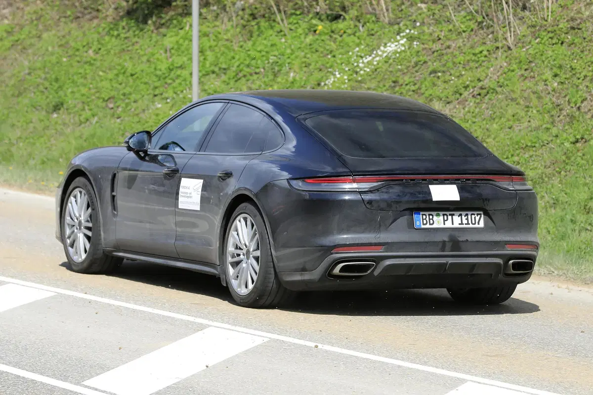 Porsche Panamera, in arrivo un nuovo restyling? Le foto spia (11)