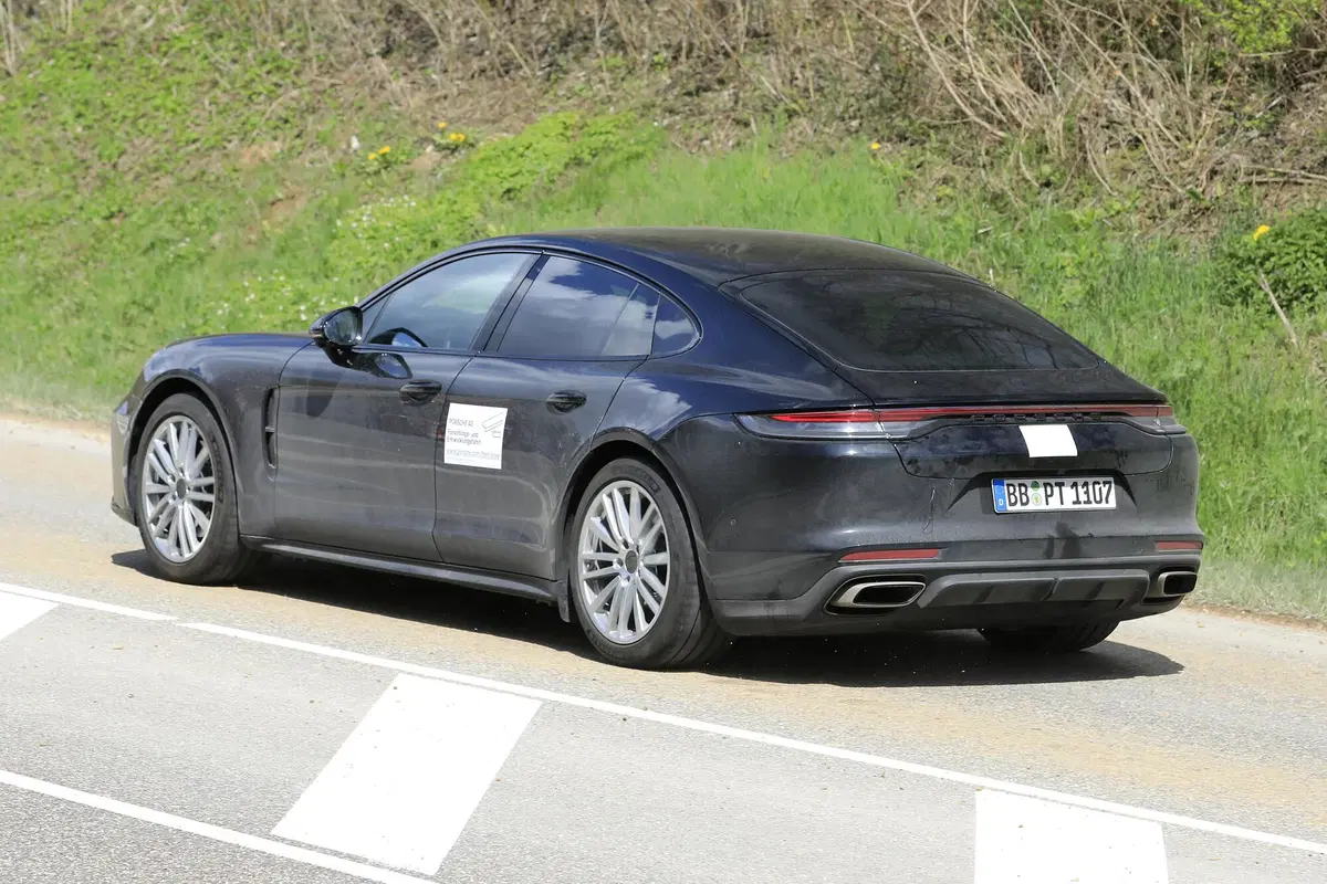 Porsche Panamera, in arrivo un nuovo restyling? Le foto spia (12)