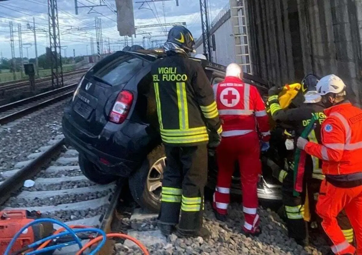 San Donato Milanese: precipita con l'auto dal cavalcavia e finisce sui binari dell'alta velocit&agrave;