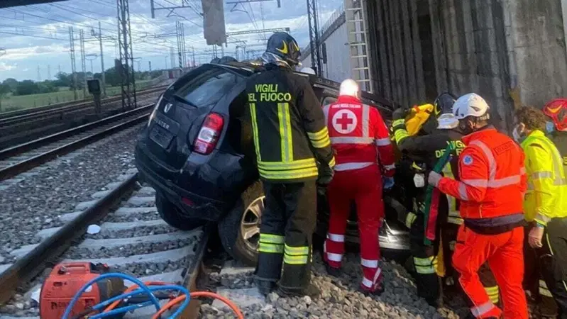 San Donato Milanese: precipita con l'auto dal cavalcavia e finisce sui binari dell'alta velocit&agrave;
