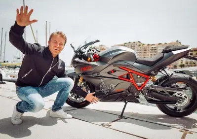 Nico Rosberg, la caduta in moto è tutta da ridere [VIDEO]
