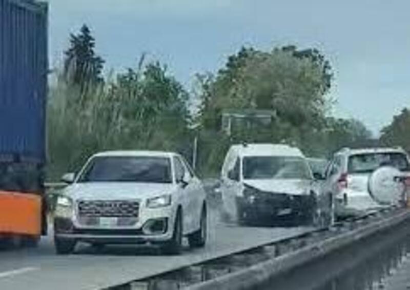 Macerata, auto contromano in superstrada si schianta con un furgone. Terribile carambola