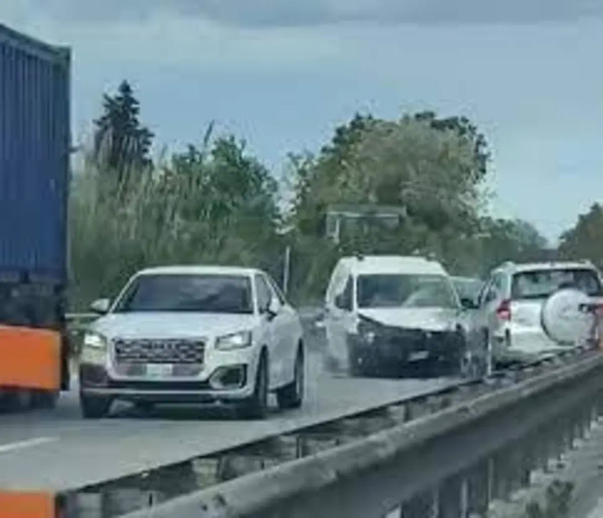 Macerata, auto contromano in superstrada si schianta con un furgone. Terribile carambola