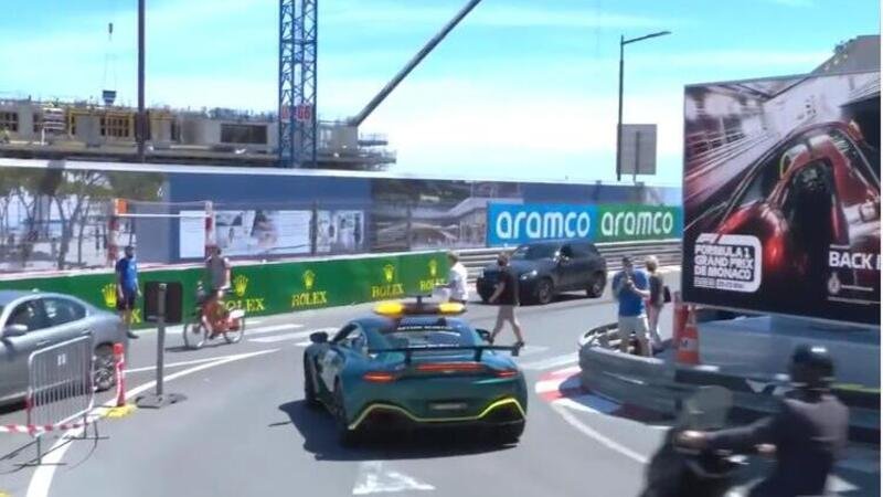F1, Safety (Car) prima di tutto: a Bernd Mayl&auml;nder a Monaco tocca far attraversare i pedoni [Video]