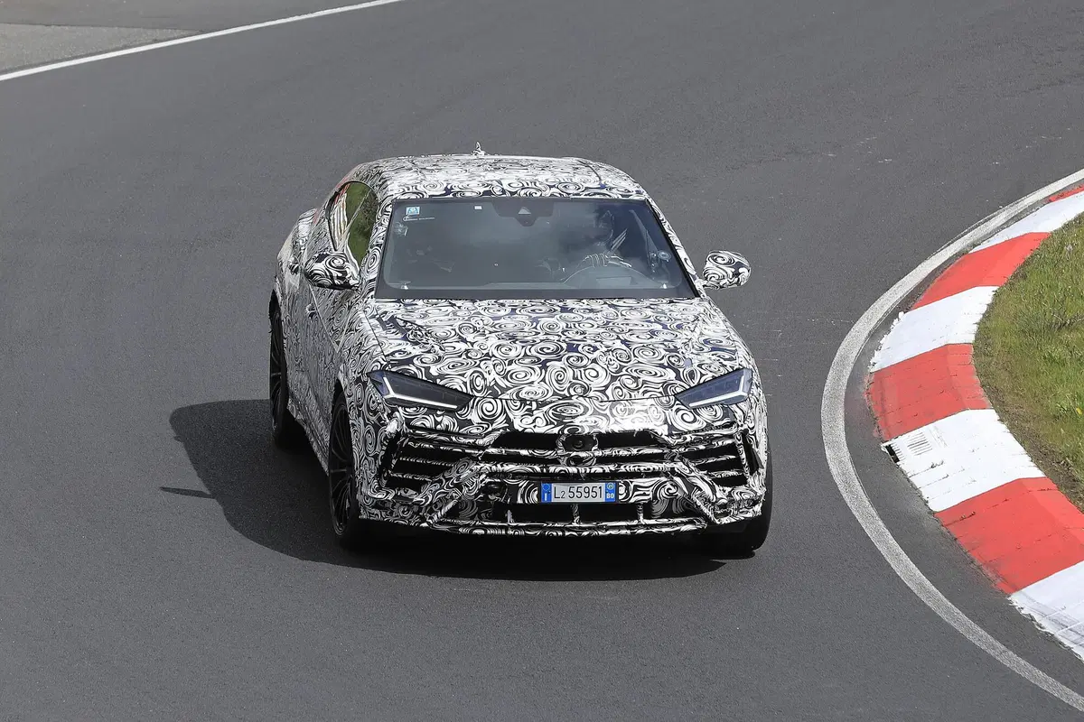 Lamborghini Urus EVO restyling, le foto spia  (3)