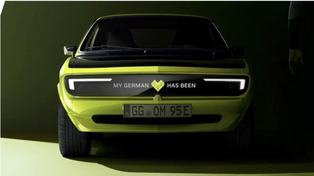 L&#039;Opel Manta manda messaggi con tanto di coreografia.