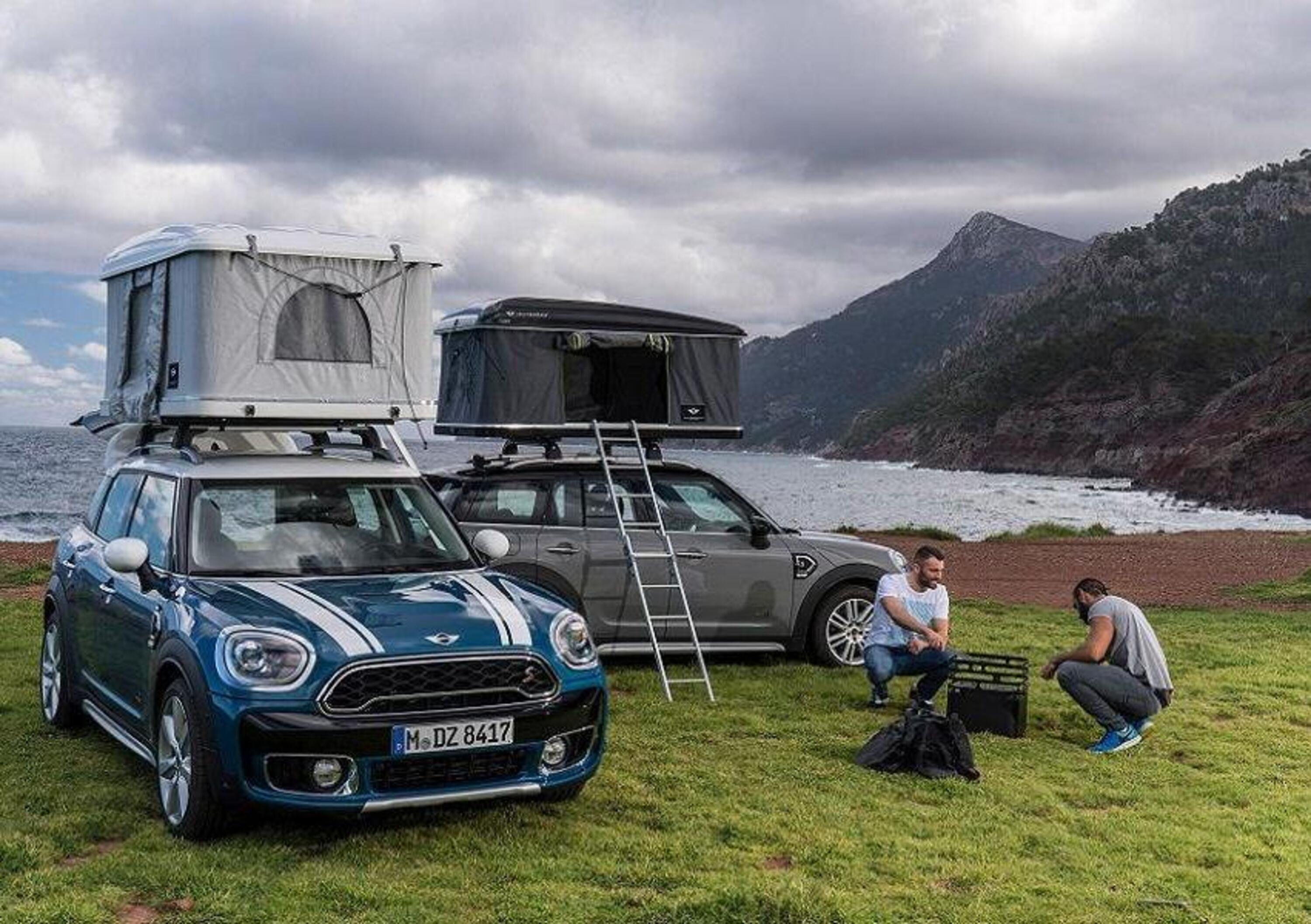 Arriva la MINI da campeggio: ecco Cooper SE e Countryman All4 Hybrid con tenda sul tetto