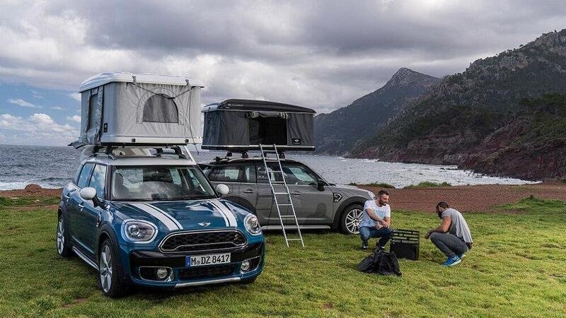 Arriva la MINI da campeggio: ecco Cooper SE e Countryman All4 Hybrid con tenda sul tetto
