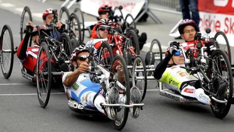 Travolto da un TIR mentre si allena con l'handbike: grave un atleta del team di Zanardi