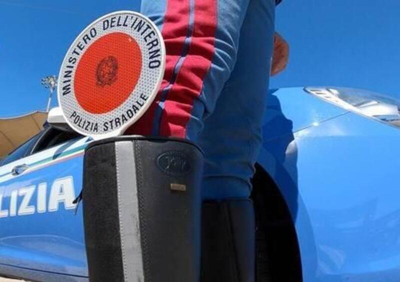 Frosinone, dopo aver rubato l&#039;auto finiscono la benzina: pizzicati dalla polizia stradale