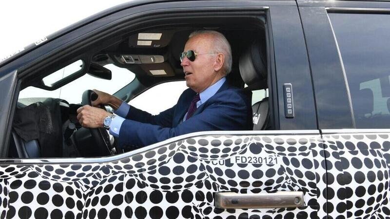 Il presidente Biden approva auto e Pickup elettrici (guidando Ford F-150 Lightning): oltre 170 miliardi di incentivi