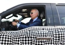 Il presidente Biden approva auto e Pickup elettrici (guidando Ford F-150 Lightning): oltre 170 miliardi di incentivi