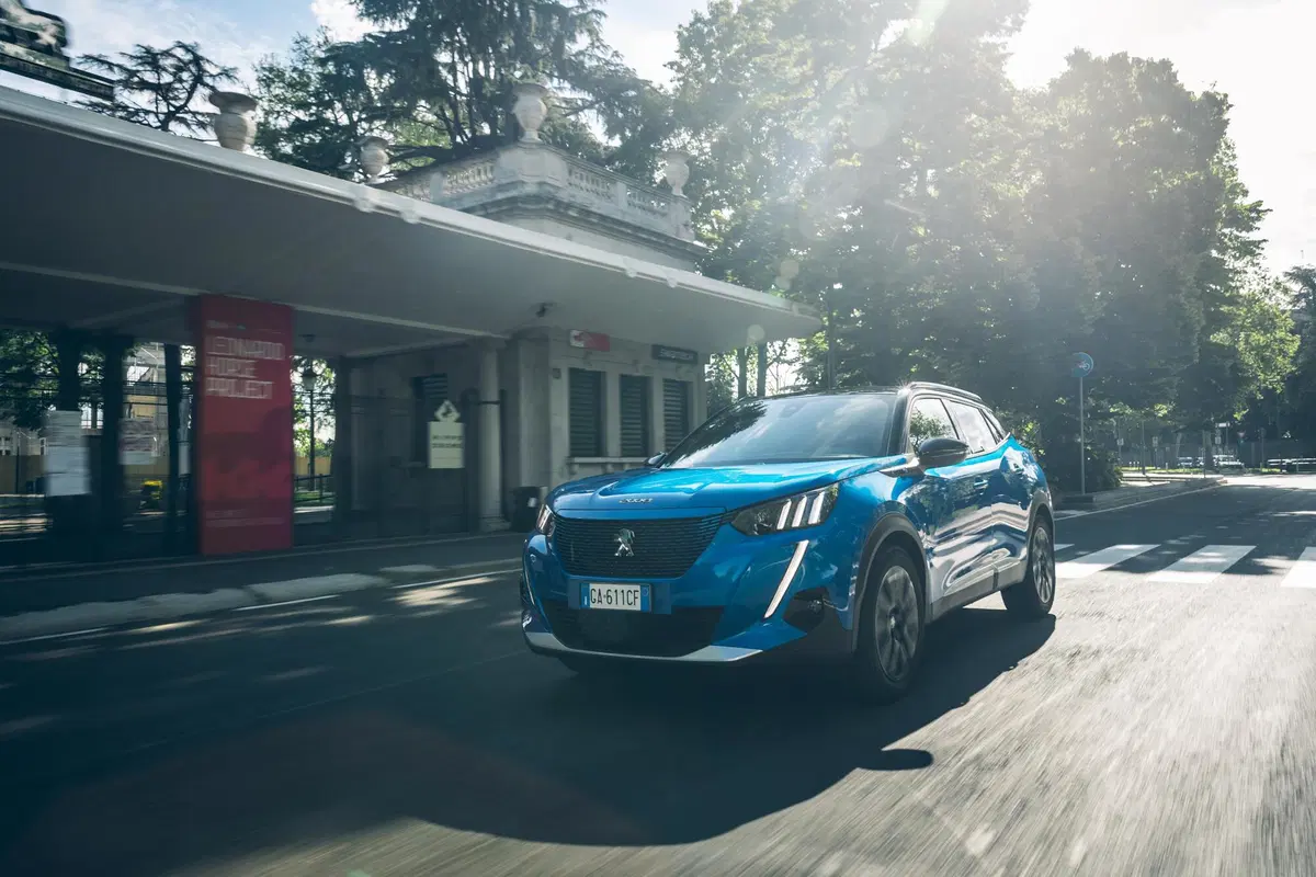 Elettrica di segmento B senza rinunce? Peugeot ha tutte le varianti (hatch e SUV) se siete elettro-compatibili (3)