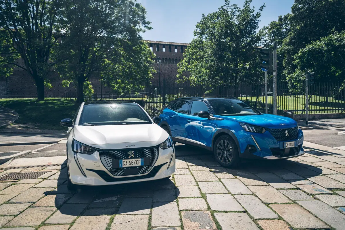 Elettrica di segmento B senza rinunce? Peugeot ha tutte le varianti (hatch e SUV) se siete elettro-compatibili