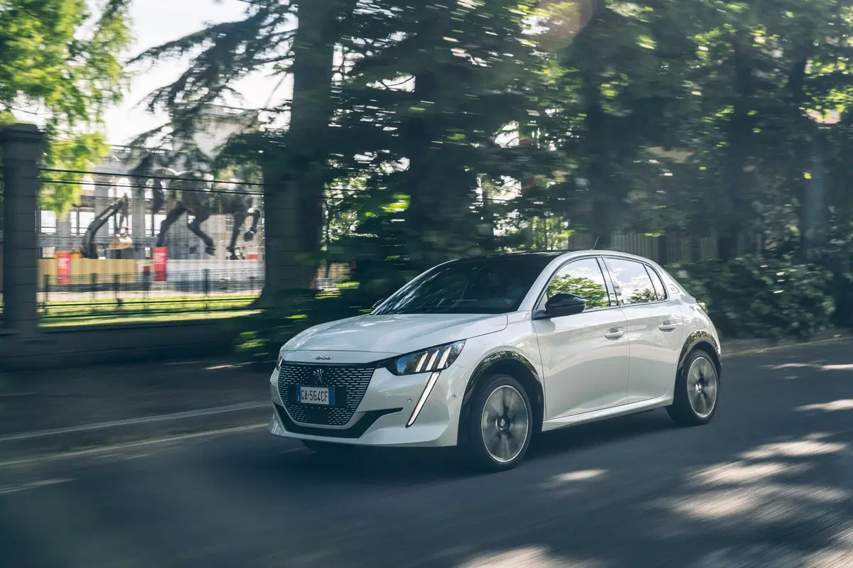 Elettrica di segmento B senza rinunce? Peugeot ha tutte le varianti (hatch e SUV) se siete elettro-compatibili (4)