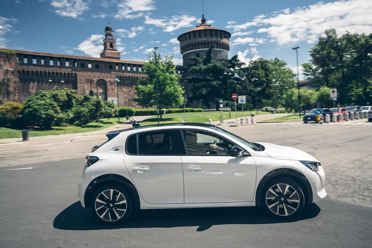 Elettrica di segmento B senza rinunce? Peugeot ha tutte le varianti (hatch e SUV) se siete elettro-compatibili (5)