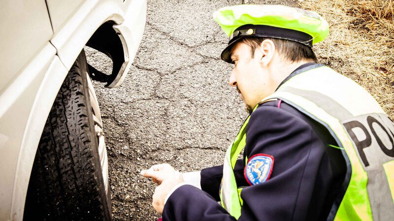 Cesena, aggredito e ferito da vandalo delle auto