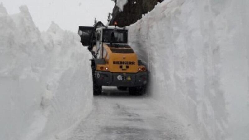 Gavia e Stelvio, quanta neve: spazzaneve a pieno regime