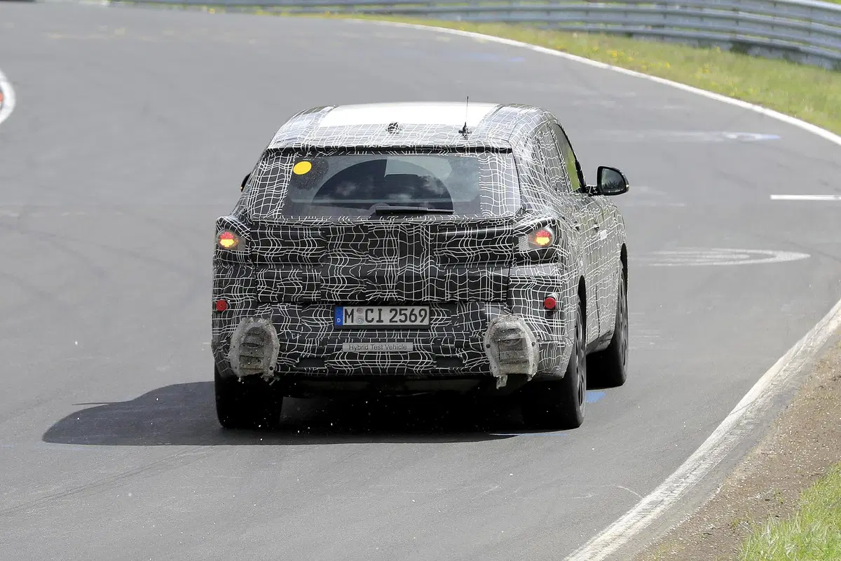 BMW, in arrivo la X8? Le foto spia (7)
