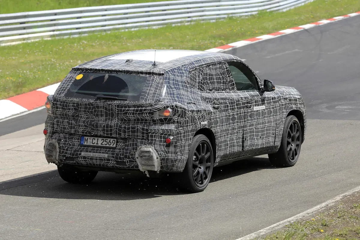 BMW, in arrivo la X8? Le foto spia (9)