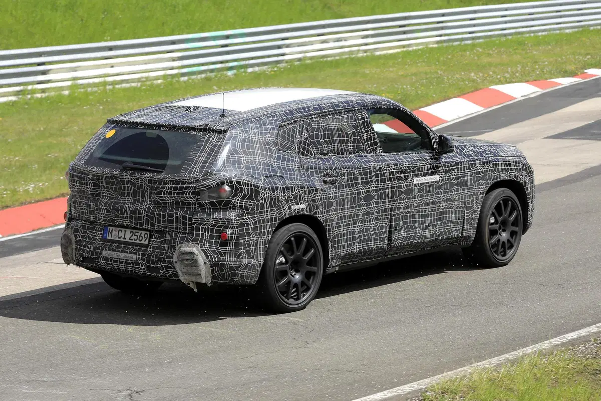BMW, in arrivo la X8? Le foto spia (11)