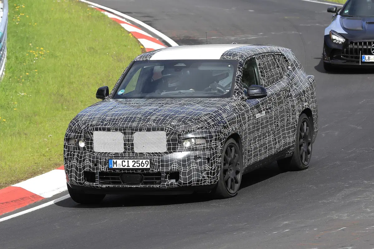 BMW, in arrivo la X8? Le foto spia (12)