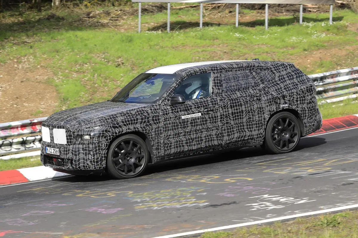 BMW, in arrivo la X8? Le foto spia (13)