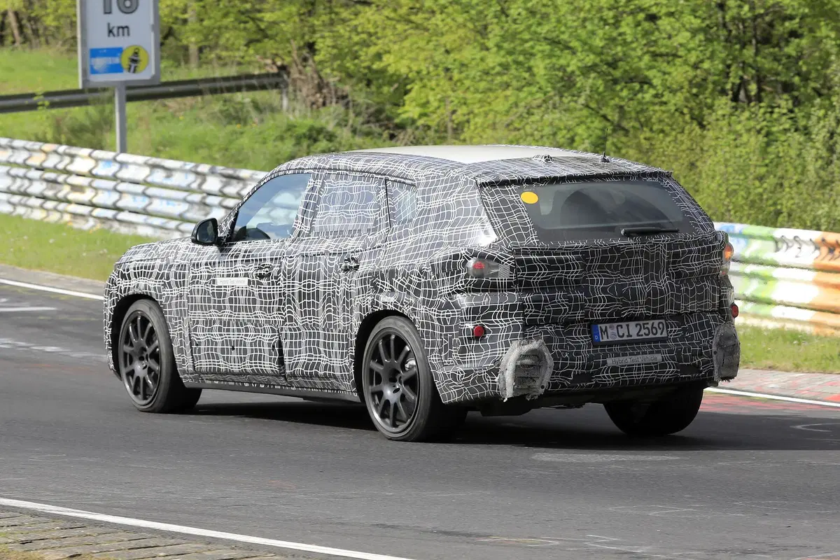 BMW, in arrivo la X8? Le foto spia (14)