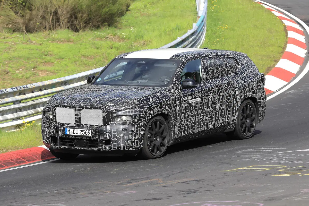 BMW, in arrivo la X8? Le foto spia (16)