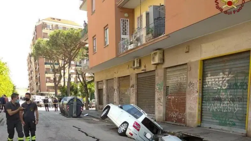 Roma, maxi voragine inghiotte due auto a Torpignattara