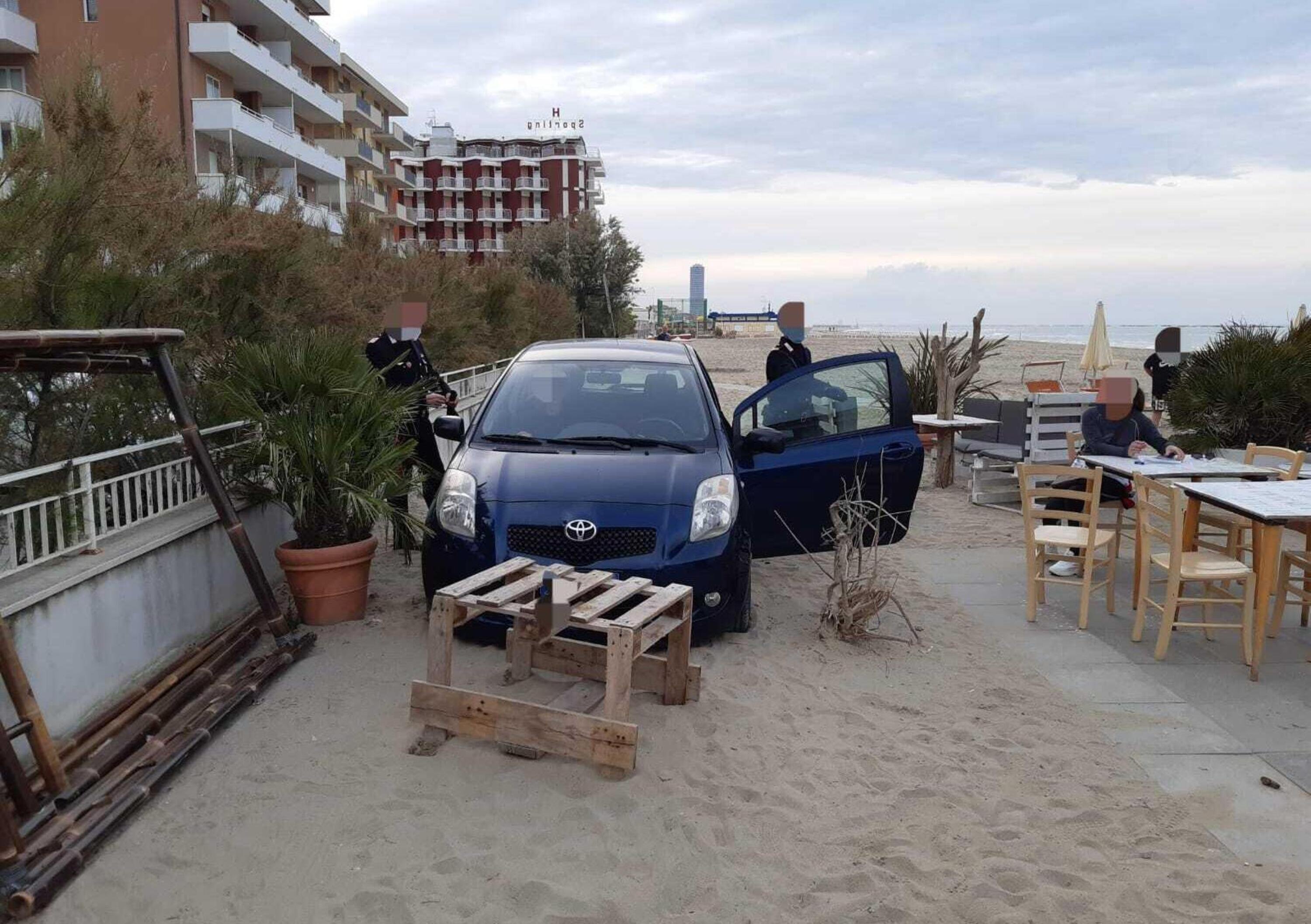 In spiaggia con la Yaris a Cesenatico: era ubriaca cinque volte oltre il limite