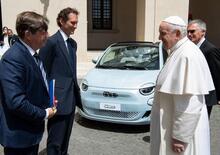 John Elkann, Carlos Tavares e Olivier François da Papa Francesco con la Fiat 500