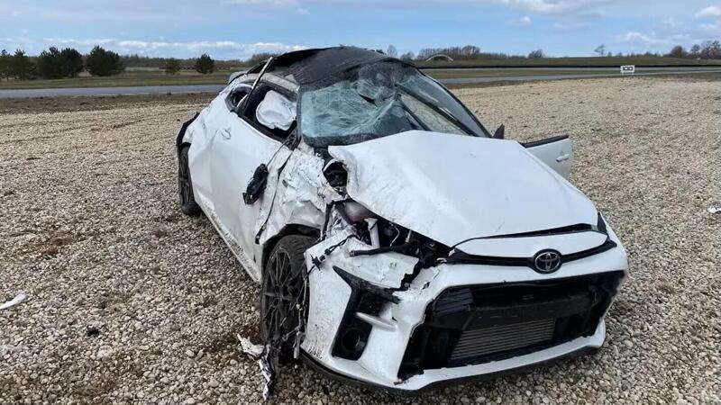 Toyota Yaris GR si ribalta &quot;male&quot; in pista, tutto ripreso dalle telecamere [VIDEO] [conducente OK]