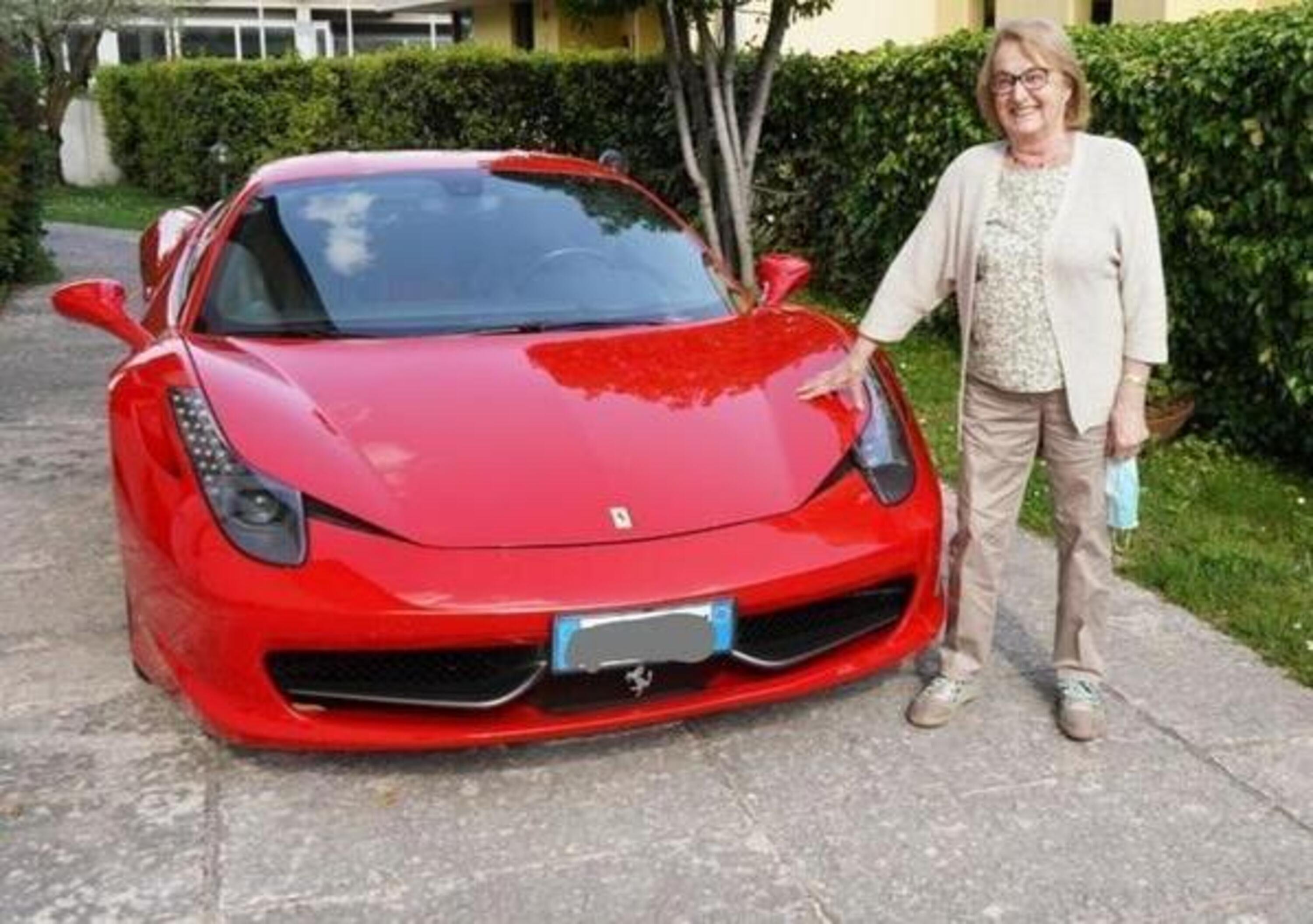 Nonna sprint: per i suoi 81 anni, il regalo &egrave; un giro su una Ferrari 458