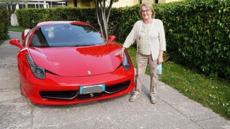 Nonna sprint: per i suoi 81 anni, il regalo &egrave; un giro su una Ferrari 458